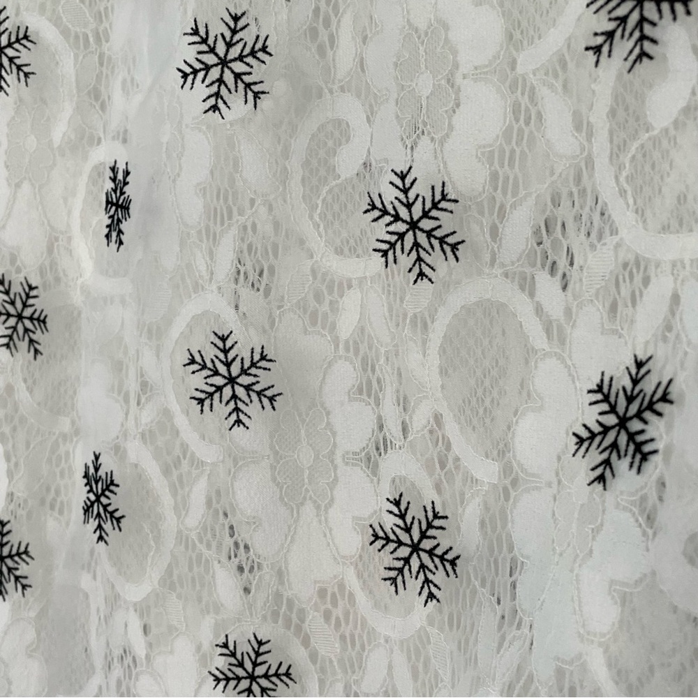 Snowflake and lace blouse - Picture 5 of 12